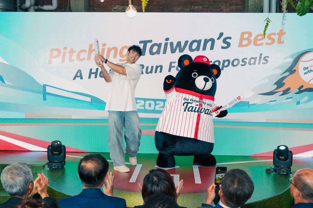 ngoi-sao-bong-chay-lin-an-ko-va-linh-vat-fu-bear-cua-taiwan-excellence-da-mang-den-nhung-cu-danh-home-run-an-tuong-trong-su-kien-1750327995.jpg