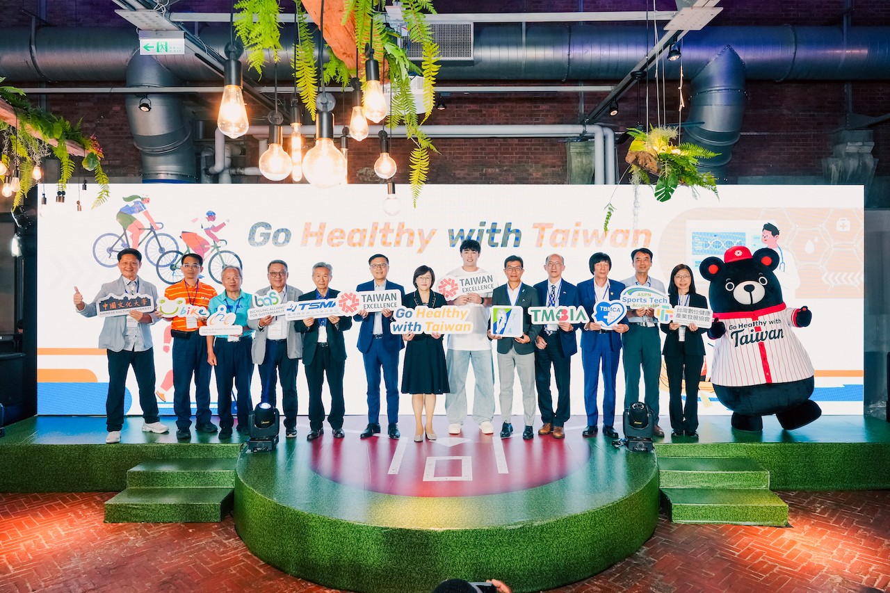 su-kien-co-su-tham-du-cua-dai-dien-cac-hiep-hoi-nganh-nghe-co-quan-chinh-phu-va-gioi-hoc-thuat-trong-linh-vuc-y-te-cung-chung-tay-kien-tao-mot-healthy-taiwan-va-thuc-day-phuc-loi-toan-cau-1750328015.jpg