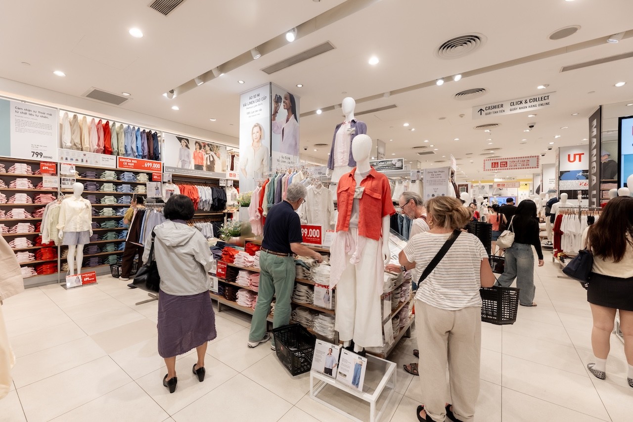 khach-hang-mua-sam-tai-mot-cua-hang-cua-uniqlo-1793348868.jpg