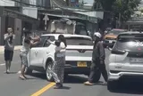CLIP: Người chồng đập phá xe taxi chở vợ giữa phố