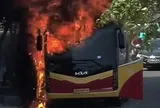 Clip: Cháy xe khách dữ dội gần tòa nhà Mường Thanh Khánh Hòa