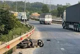 Bị văng khỏi đường sau va chạm với xe đầu kéo, một người chết