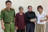 Nhặt được hơn 56 triệu đồng, con dâu cùng mẹ chồng nhờ công an tìm người trả lại