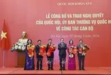 Chủ tịch Quốc hội Trần Thanh Mẫn trao Nghị quyết về công tác cán bộ