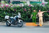 Tìm thân nhân người đàn ông ngã xe giữa đường, quay lại làn ô tô rồi tử vong