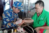 Quân y Nhà giàn DK1/7 kịp cứu ngư dân bị cá chình cắn