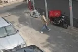 Clip người đàn ông đi vào hẻm ở TPHCM và rời đi trên chiếc xe của nam shipper