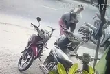 Clip: Phẫn nộ cảnh thanh niên hành hung phụ nữ giữa phố, công an vào cuộc