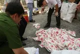 Đột kích một căn nhà, công an triệt phá đường dây sản xuất nước mắm và bột ngọt giả, tịch thu 1 tấn sản phẩm và công cụ đóng gói