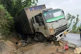 Xe tải đổ đèo nghi mất lái tông xe máy, 2 người thương vong