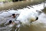Ra suối tắm, hai cháu bé bị đuối nước thương tâm