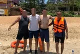 Cứu 4 du khách bị sóng biển cuốn trôi