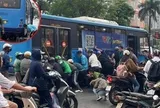 Hà Nội: Hiện trường vụ hàng chục người nâng xe buýt cứu người phụ nữ kẹt dưới gầm xe, tình trạng nạn nhân