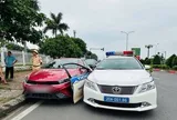 Vi phạm nồng độ cồn, tài xế tông xe bung cánh cửa ô tô chuyên dụng của CSGT