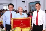 TPHCM: Trao Huy hiệu Đảng cho 61 đảng viên phường Tăng Nhơn Phú