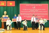 Trao tặng huy hiệu Đảng tại phường Phú Thuận