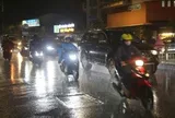 Sấm chớp liên hồi, mưa lớn trút xuống nhiều nơi ở TPHCM