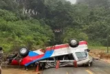 Mưa lũ, dông lốc đánh chìm tàu, cuốn trôi ô tô