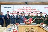Viettel bắt tay Petrolimex điện hóa đội xe, đặt trạm sạc xe điện tại hệ sinh thái của Viettel