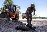 Người lao động phơi mình dưới cái nắng bỏng rát 40 độ C