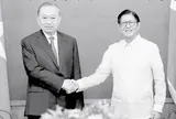 Báo in ngày 2-6: Trước cổng trường thi