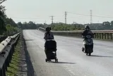 Hai đứa trẻ cùng mẹ xuyên miền Trung dưới nắng 40 độ C: Yêu cầu theo dõi chặt chẽ