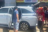 Người mẹ đưa 2 con nhỏ đi bộ qua miền Trung dưới nắng nóng trên 40 độ C