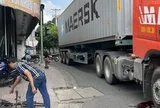 Nam thanh niên chạy xe đạp bị xe container tông tử vong ở TPHCM