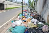 Rác thải tràn lan bên cầu Nam Lý