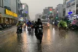 Bầu trời TPHCM tối sầm, mưa lớn kéo dài