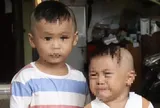 Hai trẻ nhỏ ướt đẫm trong mưa vì bị bỏ rơi trước cổng chùa