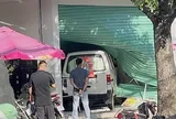 Vụ xe van tông cửa cuốn siêu thị mini ở TPHCM: Không có thiệt hại nghiêm trọng