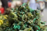 Người dân TP.HCM đổ xô mua bánh ú, lá xông dịp Tết Đoan Ngọ
