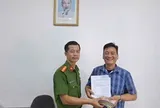Tài khoản bất ngờ nhận 137,763 triệu đồng lúc 23h45, chàng trai ở Hàn Quốc lập tức gọi về Việt Nam: Người cha rút toàn bộ tiền mặt giao cho công an