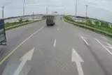 Clip: Taxi húc đuôi xe tải rồi cùng lao xuống ruộng