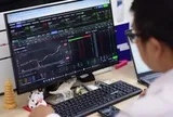 VN-Index giằng co, nhóm cổ phiếu chứng khoán 'vụt sáng'