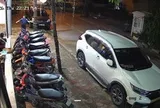 Hà Nội: Người đàn ông tự xưng là giảng viên đại học liên tục chửi bới, ném gạch, đá vào quán ăn