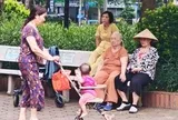 Vừa đến tuổi hưu là vào 'tuổi trông cháu, chăm con'