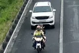 Cảnh sát giao thông lái mô tô dẫn xe vào làn khẩn cấp cao tốc TP.HCM - Trung Lương