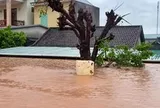 Mưa lũ bủa vây nhiều vùng Quảng Trị, hàng trăm nhà dân chìm trong 'biển nước'