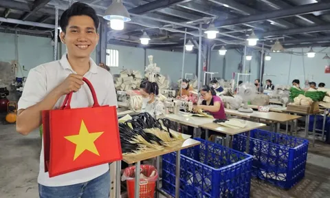 Sản phẩm in hình cờ đỏ sao vàng "cháy hàng", nhà sản xuất không kịp cung ứng
