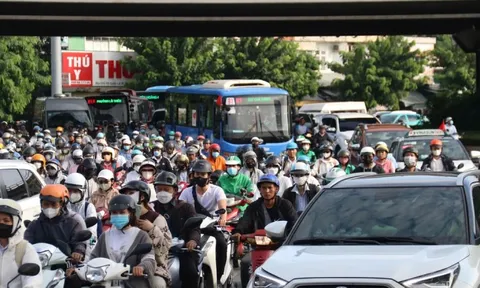 Các tuyến đường vào trung tâm TPHCM kẹt cứng trong ngày đầu đi làm sau lễ