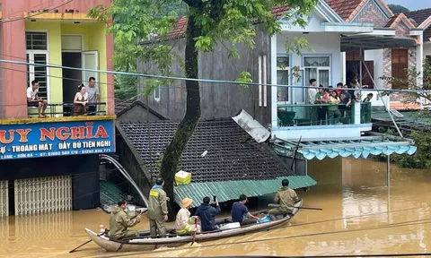 Đèo Lò Xo tiếp tục sạt lở, cô lập hàng chục tài xế