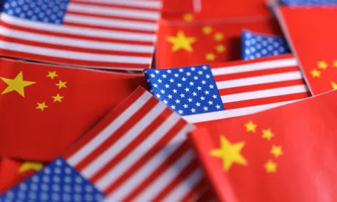 Công nghệ 24/12: Mỹ hoãn áp thuế chip Trung Quốc; phóng viên kiện các hãng AI