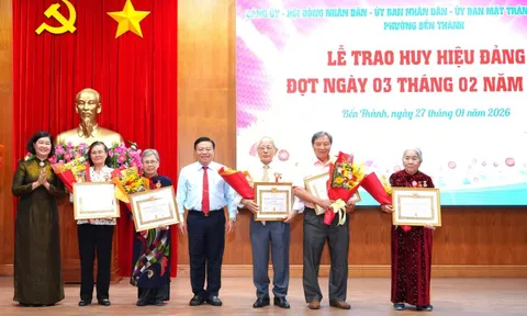 TPHCM: 29 đảng viên phường Bến Thành nhận Huy hiệu Đảng đợt ngày 3-2
