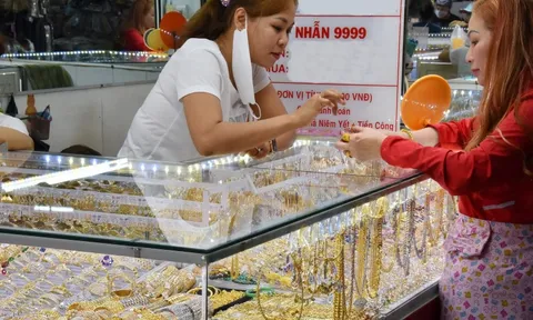 Giá vàng hôm nay 27-1: Tăng mạnh, lập kỷ lục rồi bất ngờ lao xuống