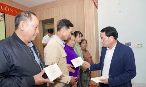 Thứ trưởng Bộ Công an Lê Quốc Hùng trao 400 suất quà cho người dân Huế