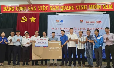 Đoàn Thanh niên Báo Người Lao Động hỗ trợ người dân, học sinh khó khăn ở Đông Đắk Lắk