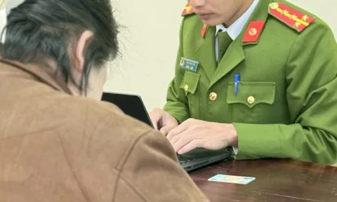 Nhận 94,7 triệu đồng từ tài khoản lạ, người phụ nữ âm thầm rút sạch tiền mang về nhà, 3 tháng sau công an mời làm việc