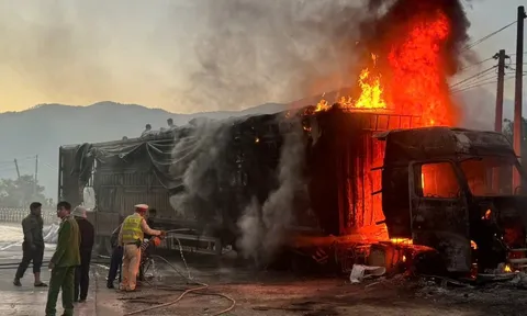 Xe đầu kéo bốc cháy dữ dội, tài xế thoát chết trong gang tấc